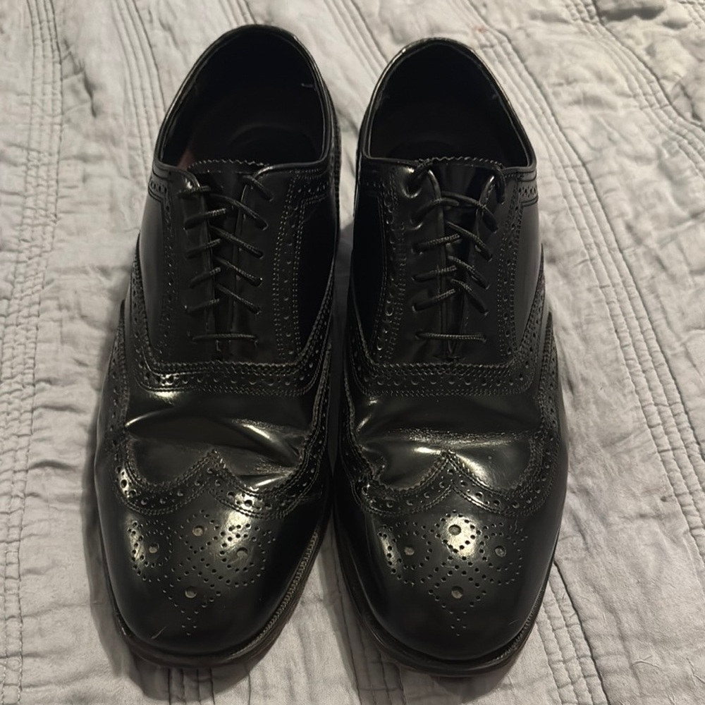 Florsheim Black Oxfords with Glossy Leather and Wingtip Brogue Design